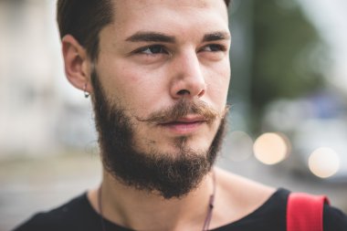 Yakışıklı sakallı hippi adam