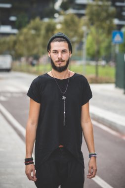 Yakışıklı sakallı hippi adam