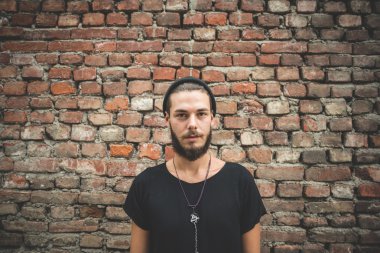 Yakışıklı sakallı hippi adam