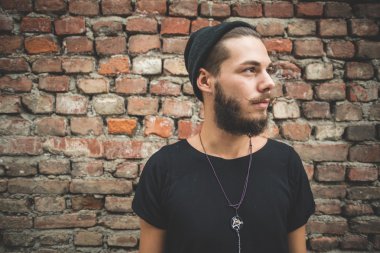 Yakışıklı sakallı hippi adam