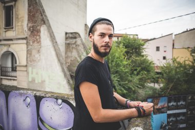 Yakışıklı sakallı hippi adam