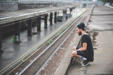 Yakışıklı sakallı hippi adam