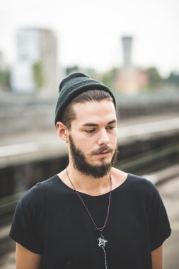 Yakışıklı sakallı hippi adam