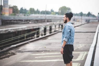 Yakışıklı sakallı hippi adam