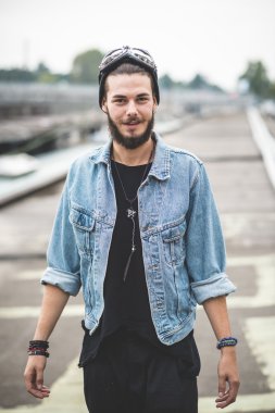 Yakışıklı sakallı hippi adam