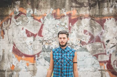 Yakışıklı sakallı hippi adam