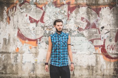 Yakışıklı sakallı hippi adam