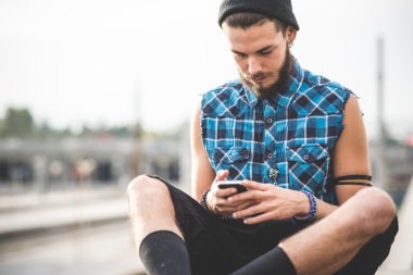 Yakışıklı sakallı hippi adam