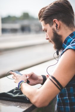 Yakışıklı sakallı hippi adam