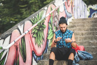 Yakışıklı sakallı hippi adam