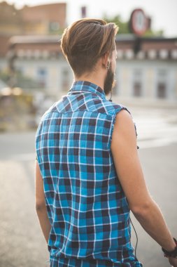 Yakışıklı sakallı hippi adam