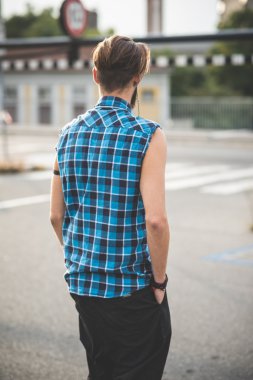 Yakışıklı sakallı hippi adam