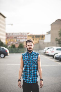 Yakışıklı sakallı hippi adam