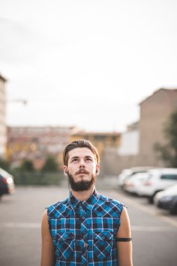 Yakışıklı sakallı hippi adam