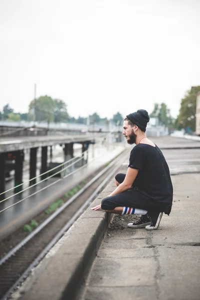 Pohledný vousatý bederní muž — Stock fotografie