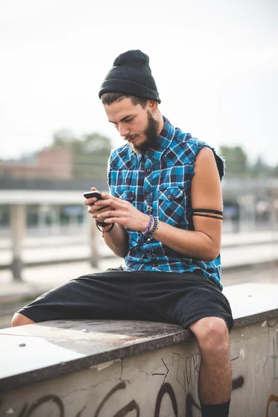 Knappe bebaarde hipster man — Stockfoto