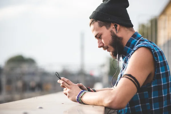 Ember szép szakállas csípő — Stock Fotó