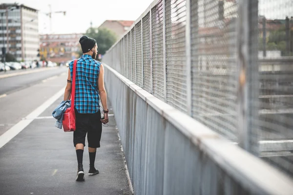 Pohledný vousatý bederní muž — Stock fotografie