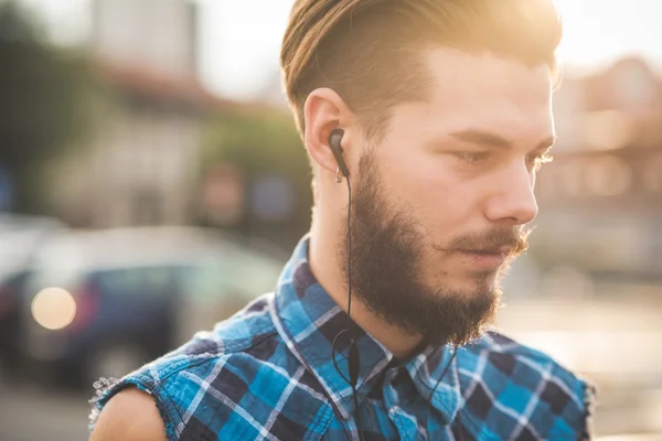 Guapo barbudo hipster hombre — Foto de Stock