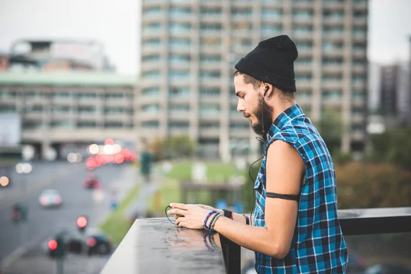 Όμορφος hipster γενειοφόρος άνδρας — Φωτογραφία Αρχείου