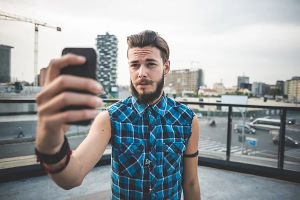 Pohledný vousatý bederní muž — Stock fotografie