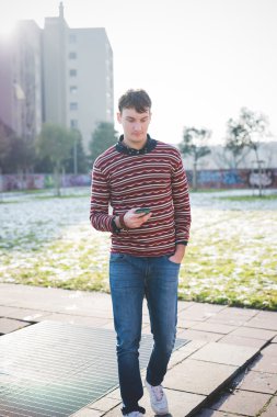Akıllı telefon kullanan adam