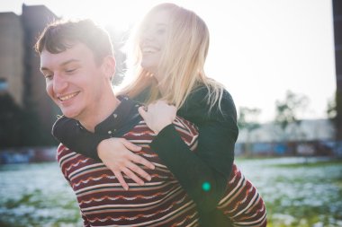 Genç aşıklar çift