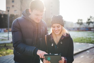 genç bir çift tablet kullanma