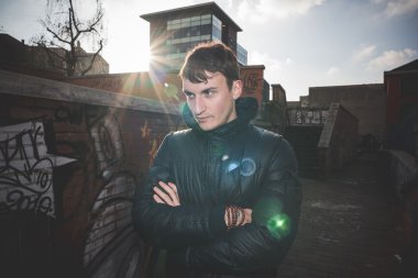 yakışıklı delikanlı