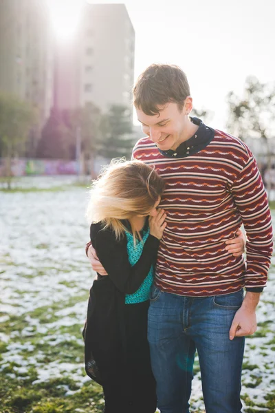 Jóvenes amantes pareja — Foto de Stock