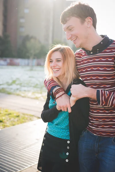 Jeune couple amoureux — Photo