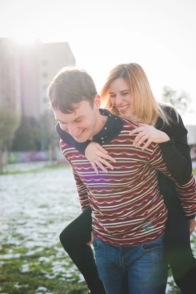 Jeune couple amoureux — Photo