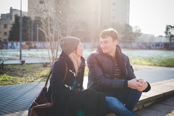 Jóvenes amantes pareja — Foto de Stock