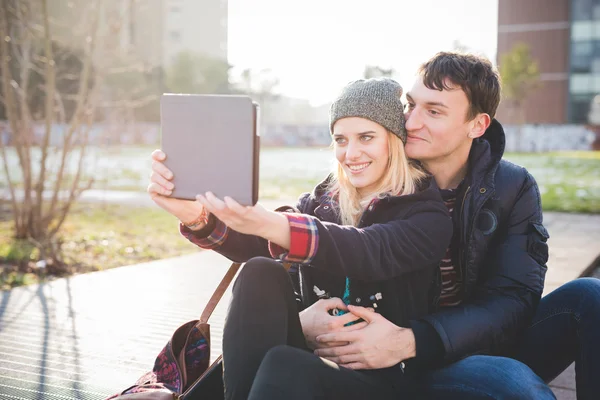 Ungt par använder tablet — Stockfoto