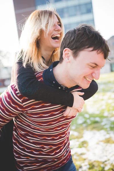 Jóvenes amantes pareja —  Fotos de Stock