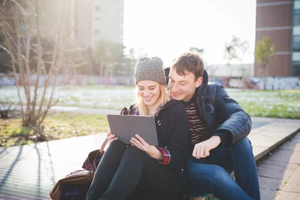 Jong koppel met behulp van Tablet PC — Stockfoto