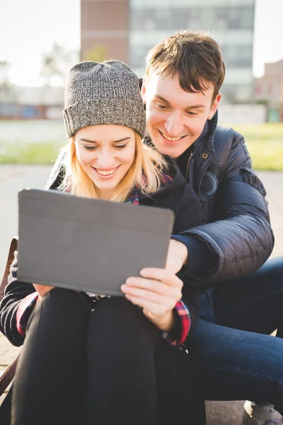 Молода пара використовує планшет — стокове фото
