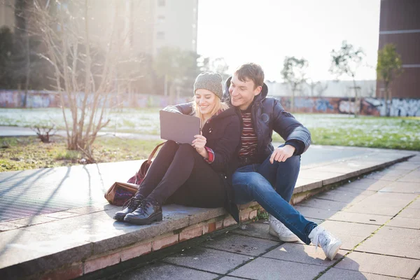 Jong koppel met behulp van Tablet PC — Stockfoto