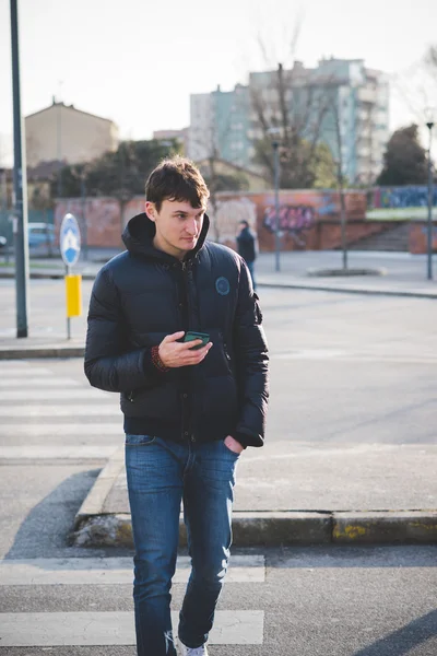 Man med hjälp av smartphone — Stockfoto