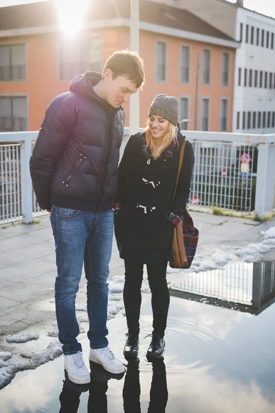 Jeune couple amoureux — Photo