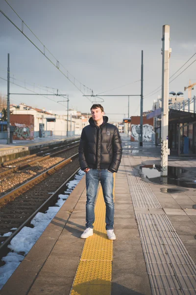 Junger schöner Mann — Stockfoto