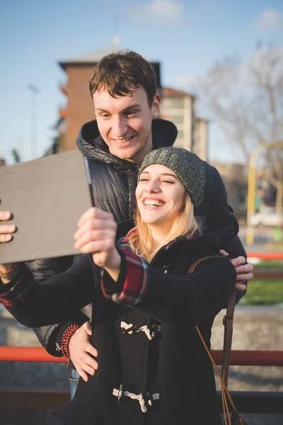 Casal jovem usando comprimido — Fotografia de Stock