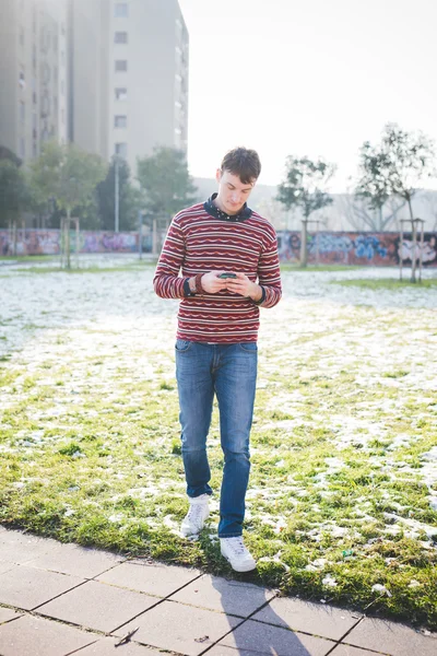 Mann benutzt Smartphone — Stockfoto