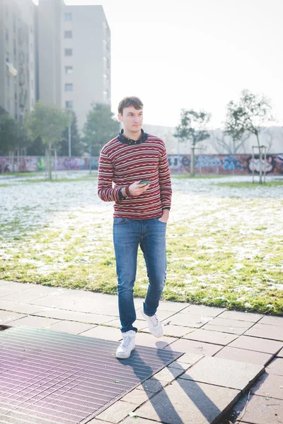 Man using smartphone — Stock Photo, Image