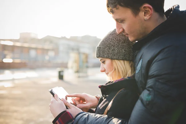 Ungt par använder tablet — Stockfoto