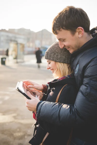 Młoda para kochanków autentyczne, za pomocą tabletu — Zdjęcie stockowe