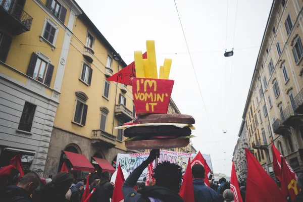 Manifestation no expo held in Milan May 1, 2015 — Stock Photo, Image