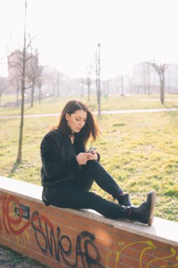 Akıllı telefon kullanan güzel bir kadın.