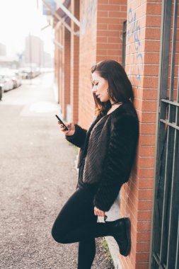 Akıllı telefon kullanan güzel bir kadın.