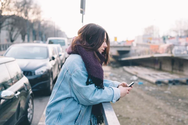 Ung vacker kvinna med hjälp av smartphone — Stockfoto